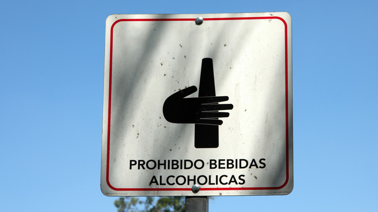 Sign showing that alcohol is not permitted, in Spanish
