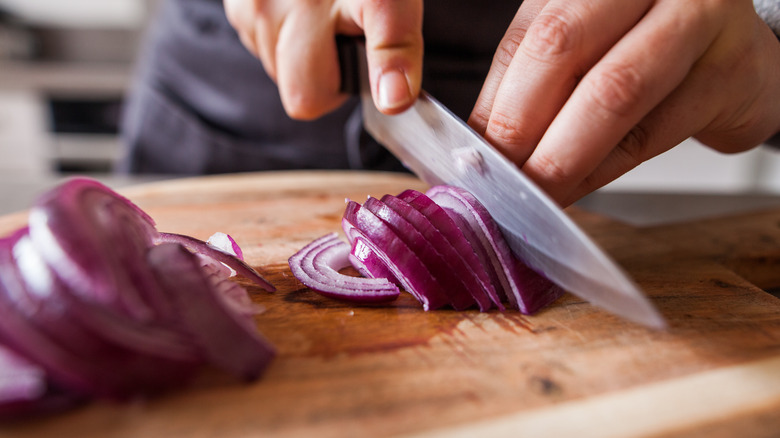 slicing red onion