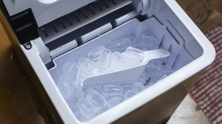 Ice maker on counter