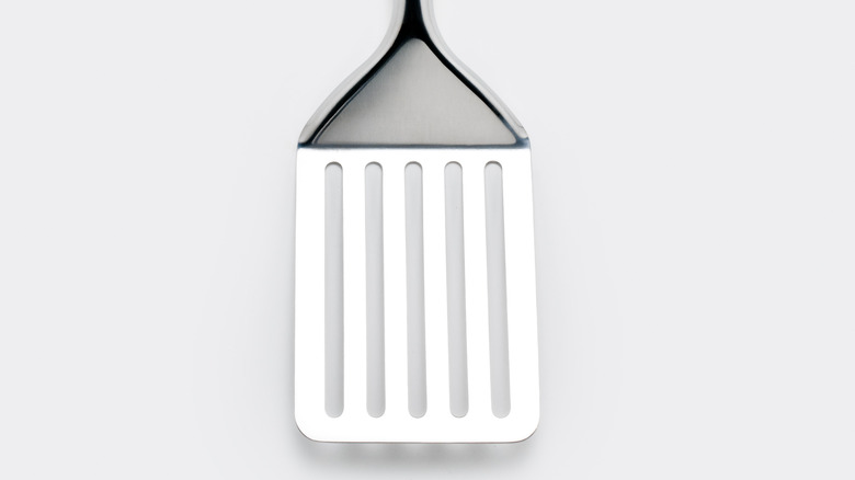 Thin metal spatula