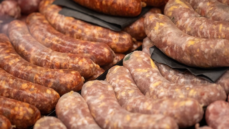 various flavors of raw sausage links