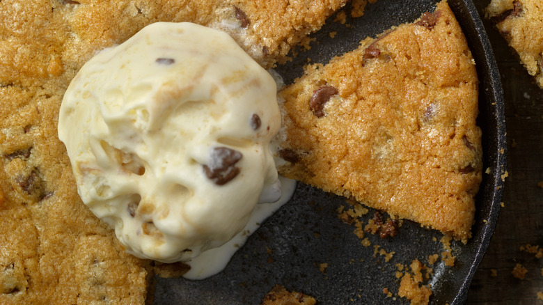 Cookie cake with ice cream