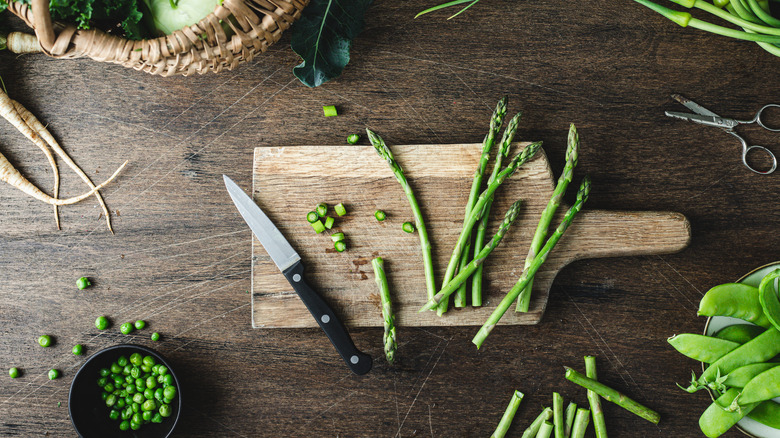 Asparagus on cutting board.