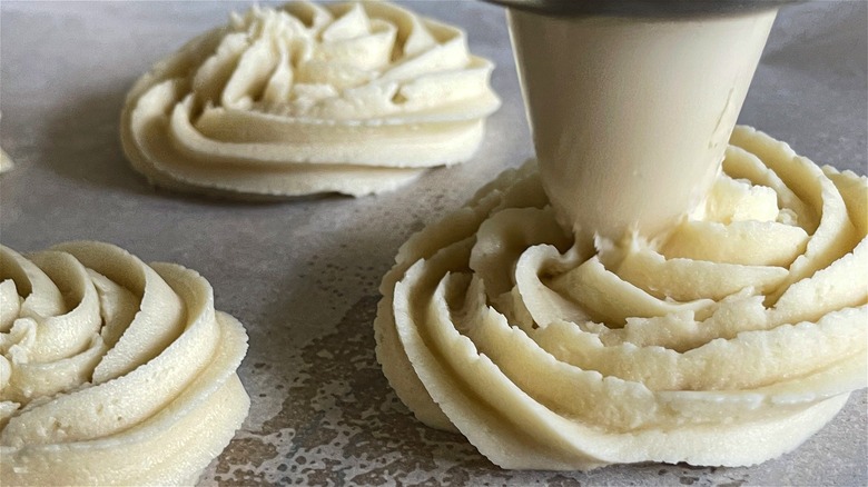 making Viennese whirls on tray