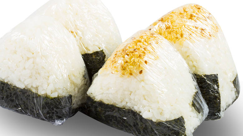 plastic wrap on onigiri 