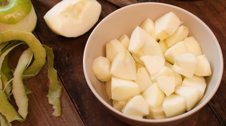 Bowll of peeled diced green apple