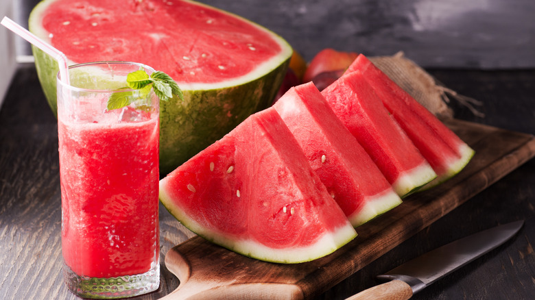 Watermelon cocktail and sliced watermelon 