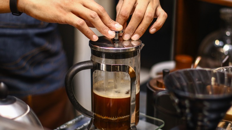 Making French press coffee 