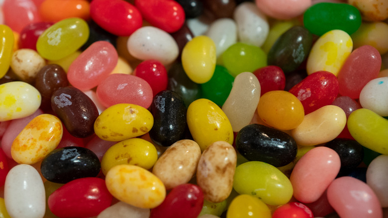 Large pile of mixed Jelly Belly jelly bean flavors