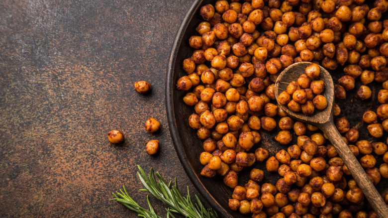 Crispy roasted chickpeas with spices