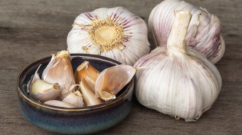 garlic and garlic cloves