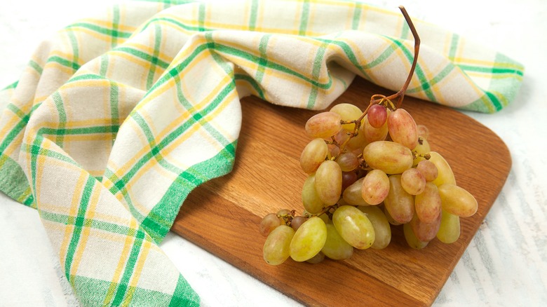 Bunch of grapes and kitchen towel