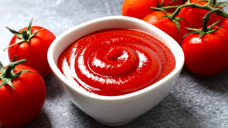 ketchup with fresh tomatoes