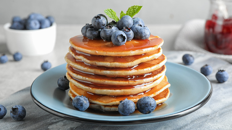 Pancakes with maple syrup and blueberries