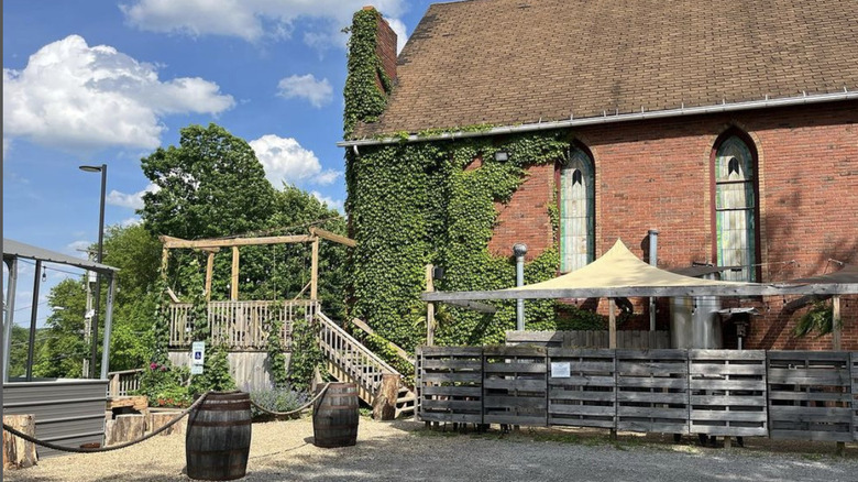 Patio of Noble Creature Cakshouse 