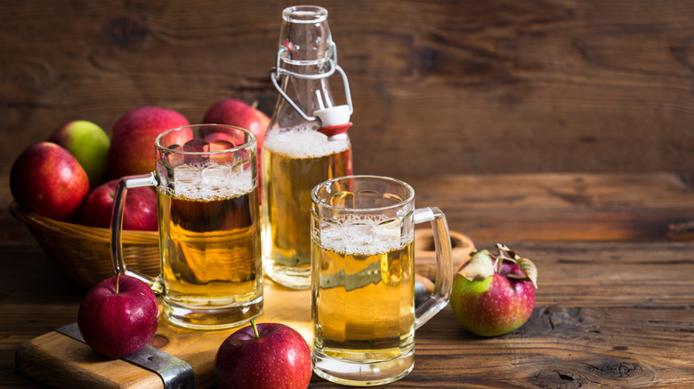 apple cider in glasses