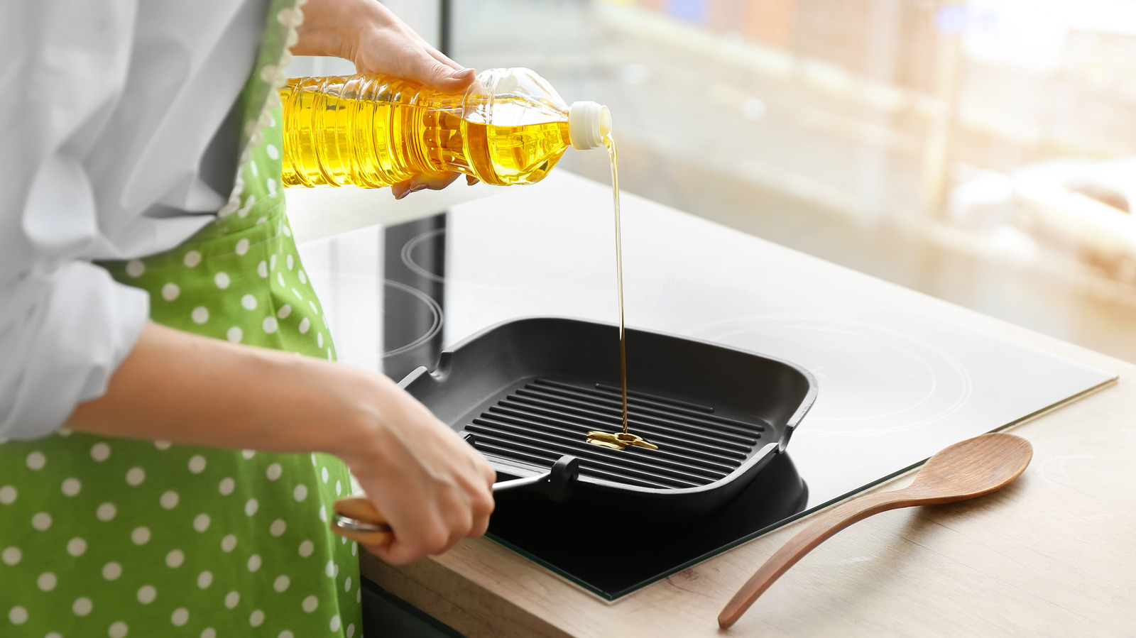 https://www.tastingtable.com/img/gallery/the-real-reason-recipes-tell-you-to-preheat-your-cooking-oil/l-intro-1658358251.jpg