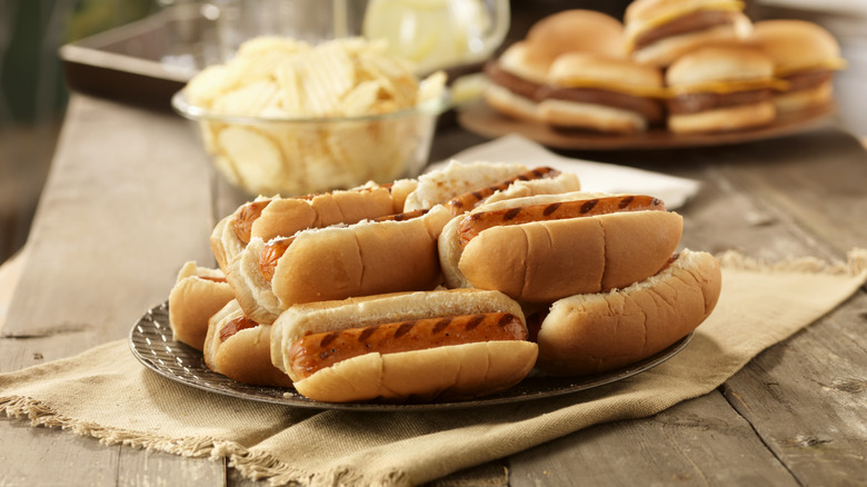 hot dogs in buns