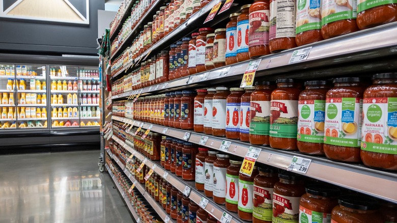 shelves of jarred tomato sauce 