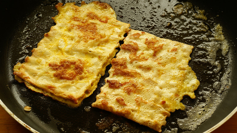 frying matzo brei