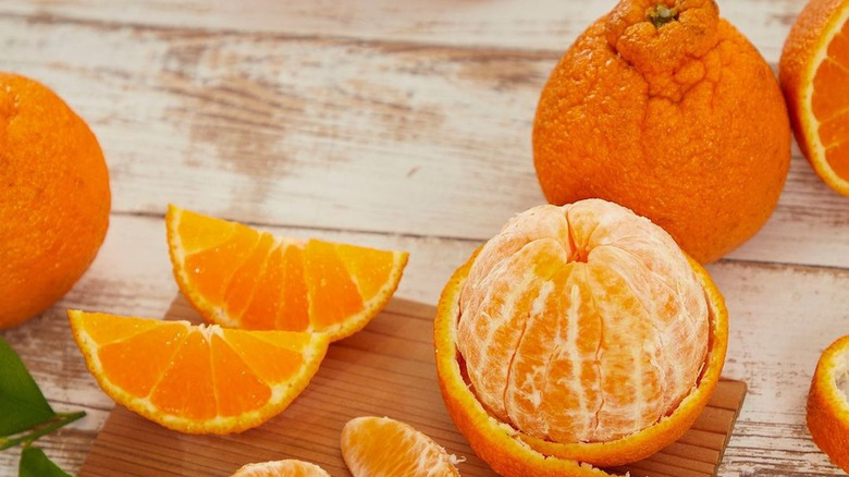 https://www.tastingtable.com/img/gallery/the-reason-sumo-citrus-oranges-are-so-expensive/intro-1678381516.jpg