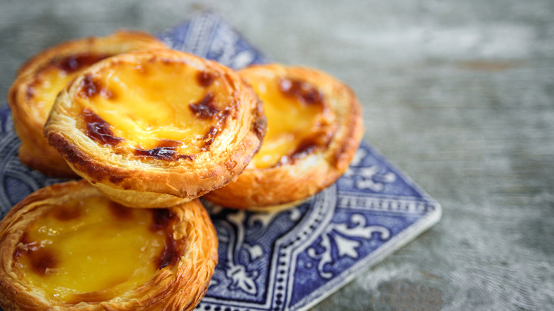 egg tarts on a blue plate