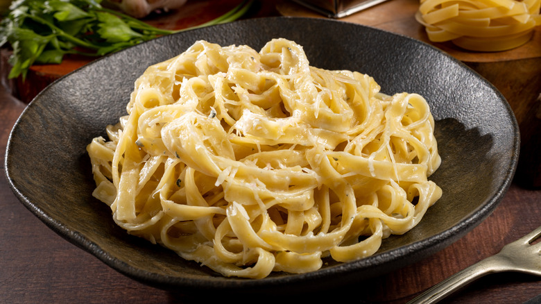 Fettuccine alfredo dish