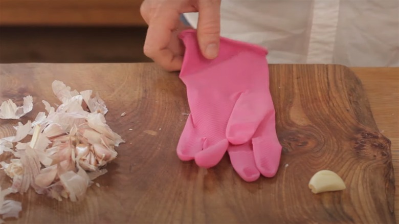 Rubber glove for a DIY garlic peeler