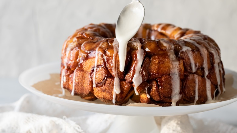 drizzling glaze on monkey bread