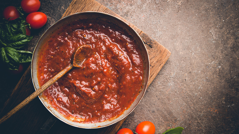 cooking tomato sauce