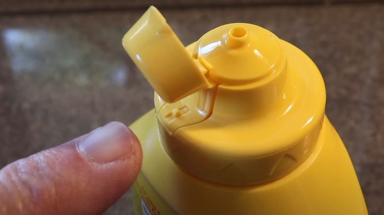 pointing to notch on french's mustard lid