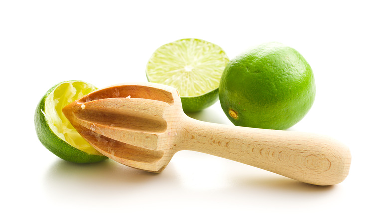 limes wooden squeezer 