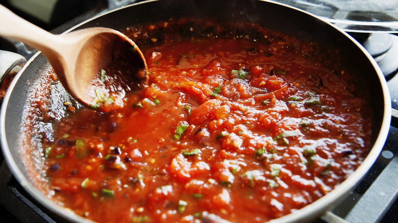 cooking pasta sauce 