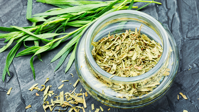 fresh tarragon next to bowl of dried tarragon