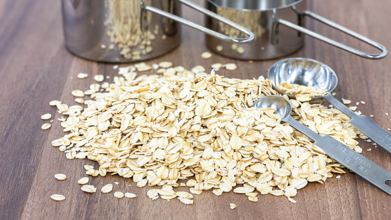 oatmeal with measuring spoons