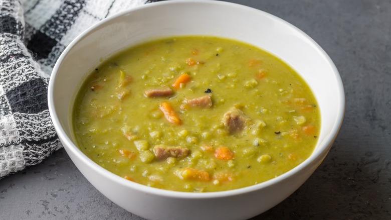 Split pea soup in a bowl