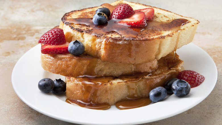 french toast with berries 