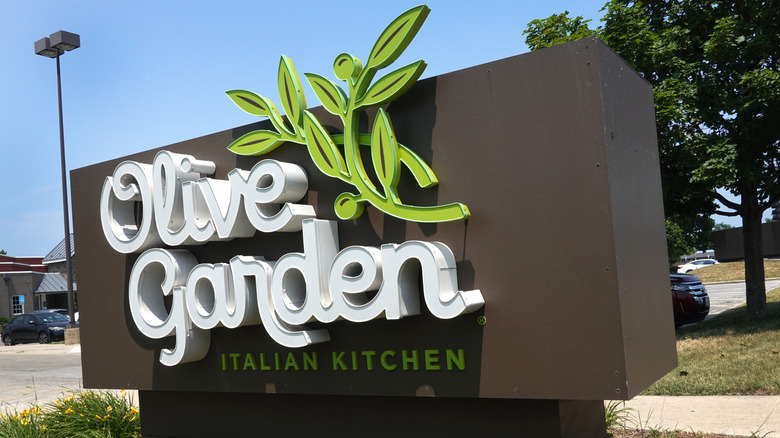 The exterior of an Olive Garden restaurant