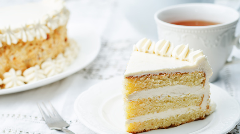 Sponge cake and tea