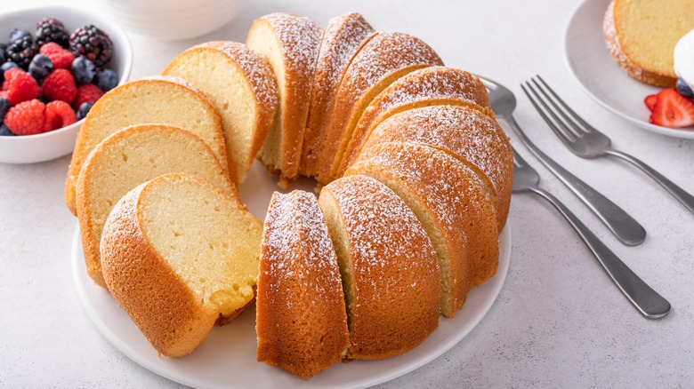 Pound cake with powdered sugar and berries