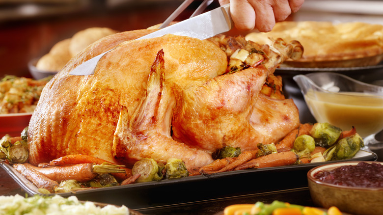 https://www.tastingtable.com/img/gallery/the-sheet-pan-hack-for-carving-turkey-without-a-mess/intro-1700244611.jpg