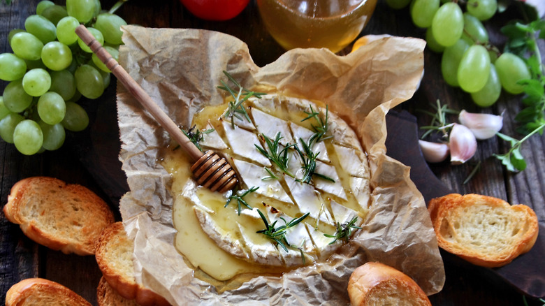 baked brie with fruit and crostinis