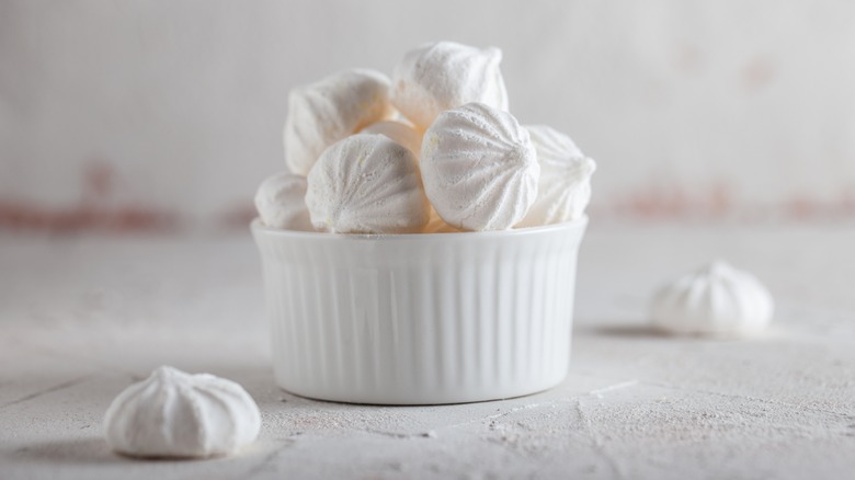 White meringue cookies in white bowl