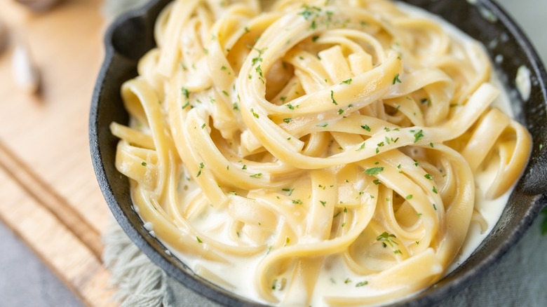 Alfredo pasta with creamy white sauce