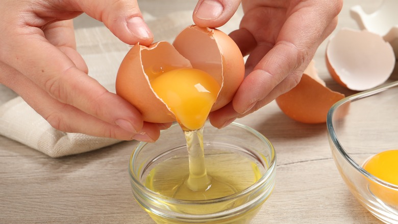 separating an egg 