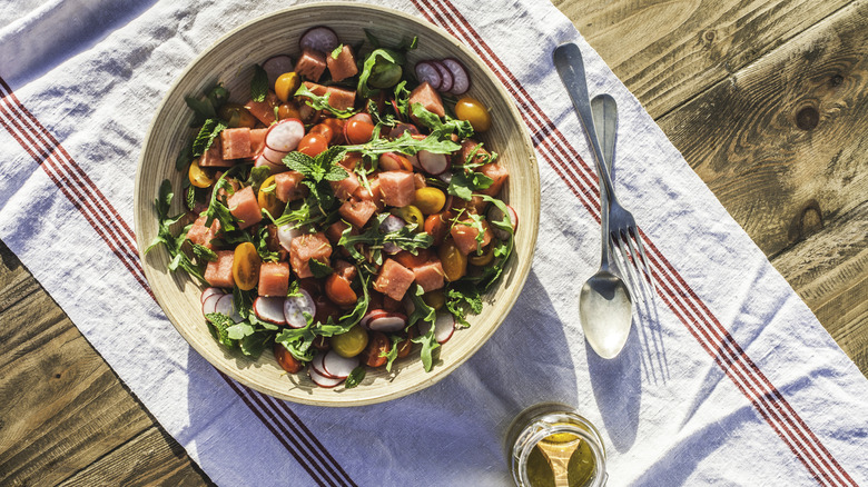 Mixed salad bowl tablecloth cutleries