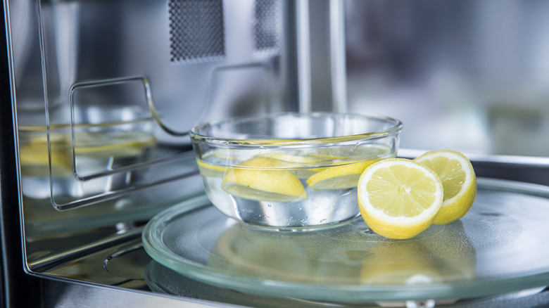 cleaning microwave with lemon