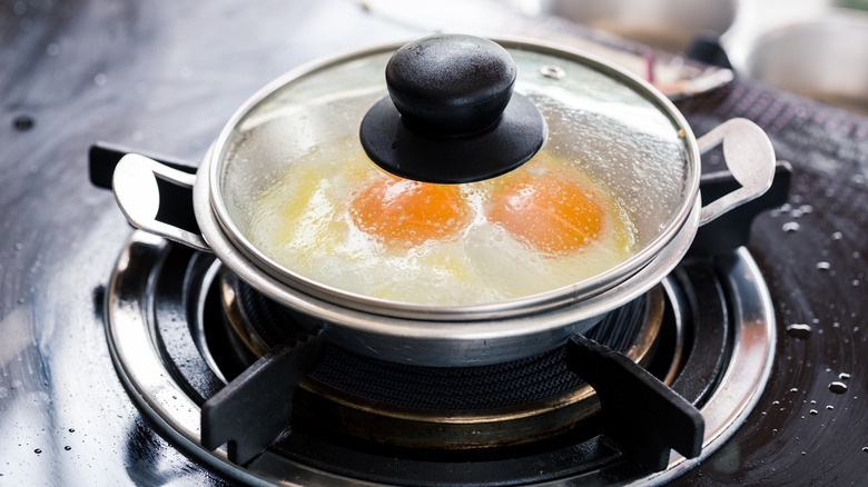 frying eggs in covered pan