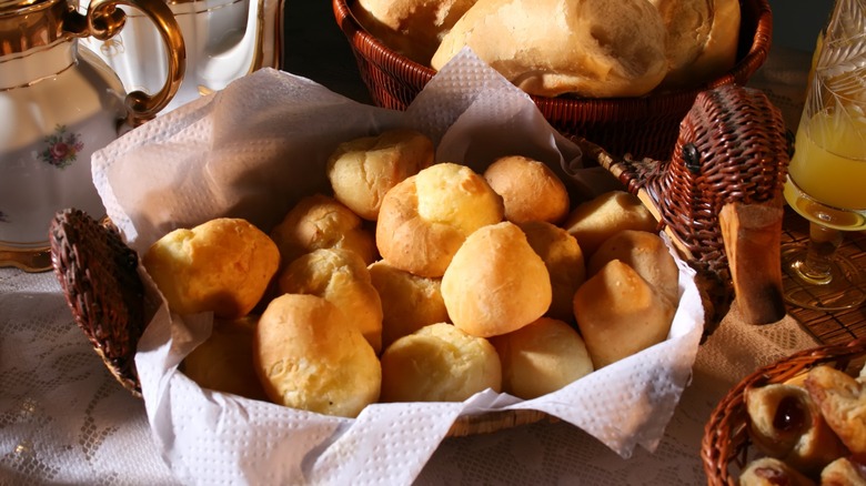 A dozen dinner rolls in a duck basket