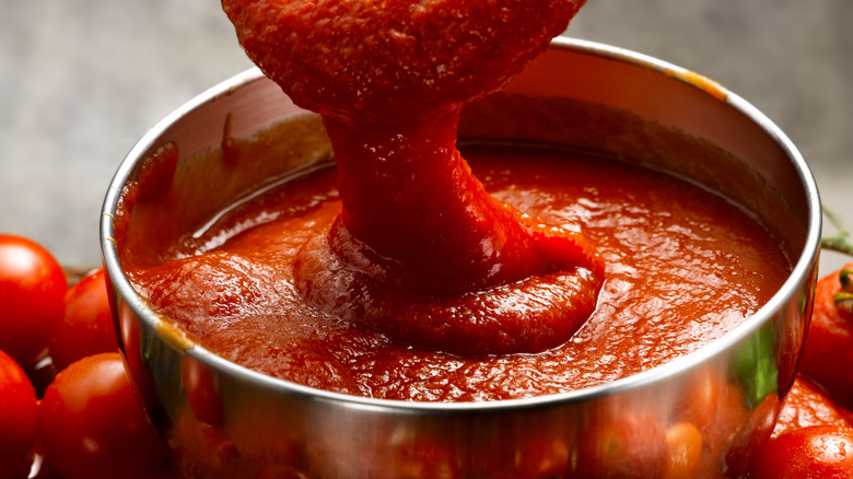 tomato sauce in bowl 